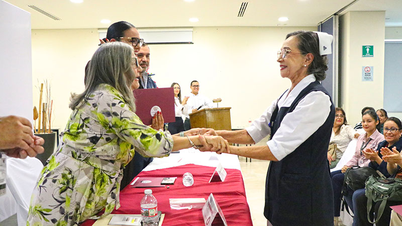 Reconoce Gobierno de BCS a trabajadores de salud estatal por años de servicio