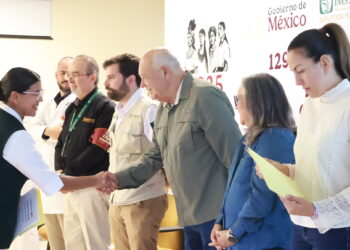 Fortalece BCS su fuerza laboral en salud con la entrega de contratos de confianza del programa IMSS-Bienestar