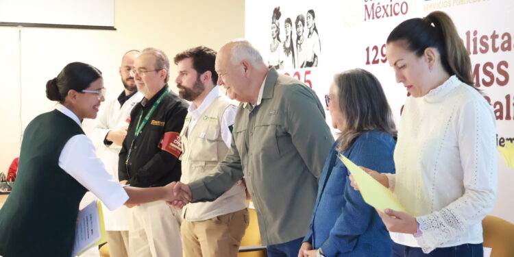 Fortalece BCS su fuerza laboral en salud con la entrega de contratos de confianza del programa IMSS-Bienestar