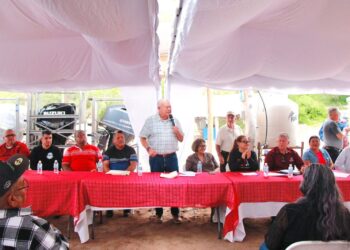 Cumple gobernador Castro Cosío compromisos con familias de la comunidad de Agua Verde, en Loreto