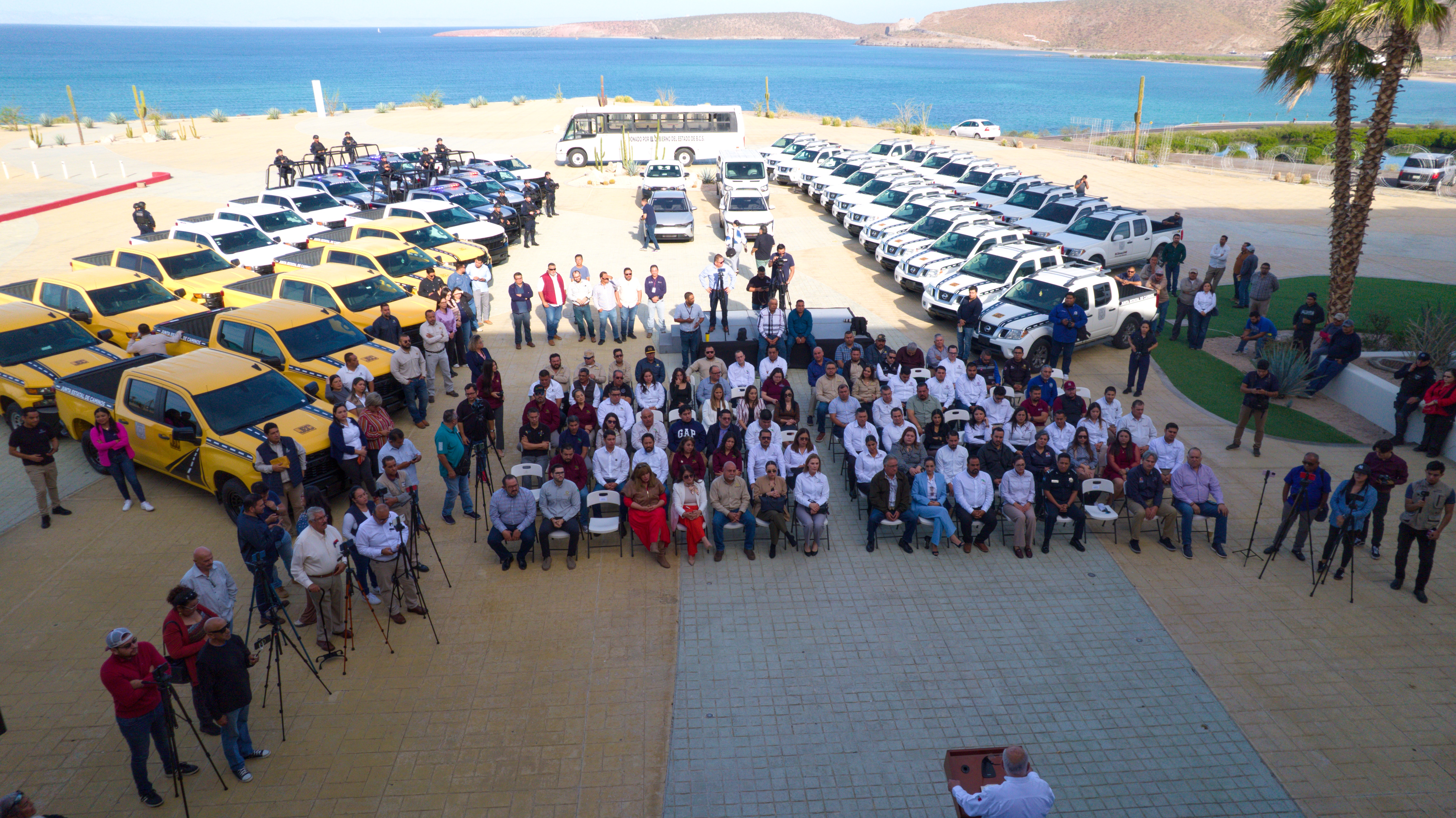 Refuerza gobernador Víctor Castro equipamiento institucional con nueva entrega de vehículos