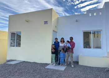 Entrega Gobernador Víctor Castro acciones de vivienda a familias de Loreto