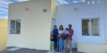 Entrega Gobernador Víctor Castro acciones de vivienda a familias de Loreto