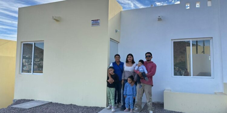 Entrega Gobernador Víctor Castro acciones de vivienda a familias de Loreto