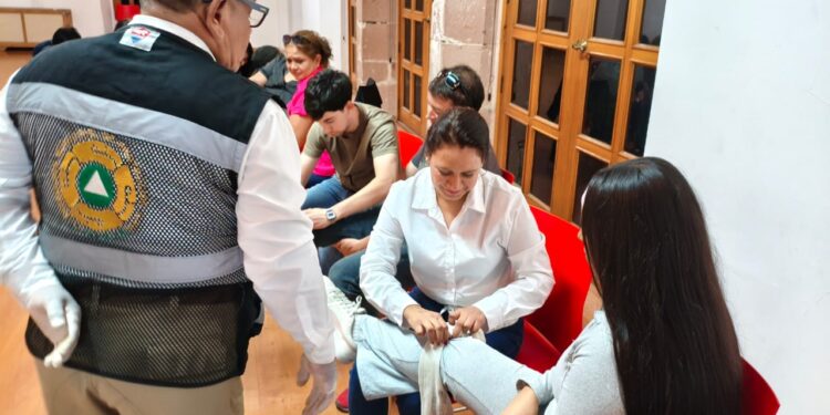 Protección Civil La Paz capacita a comerciantes del Tianguis Navideño 2025