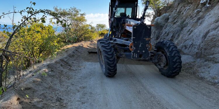 Rehabilita Servicios Públicos 57.6 km de caminos rurales en La Paz