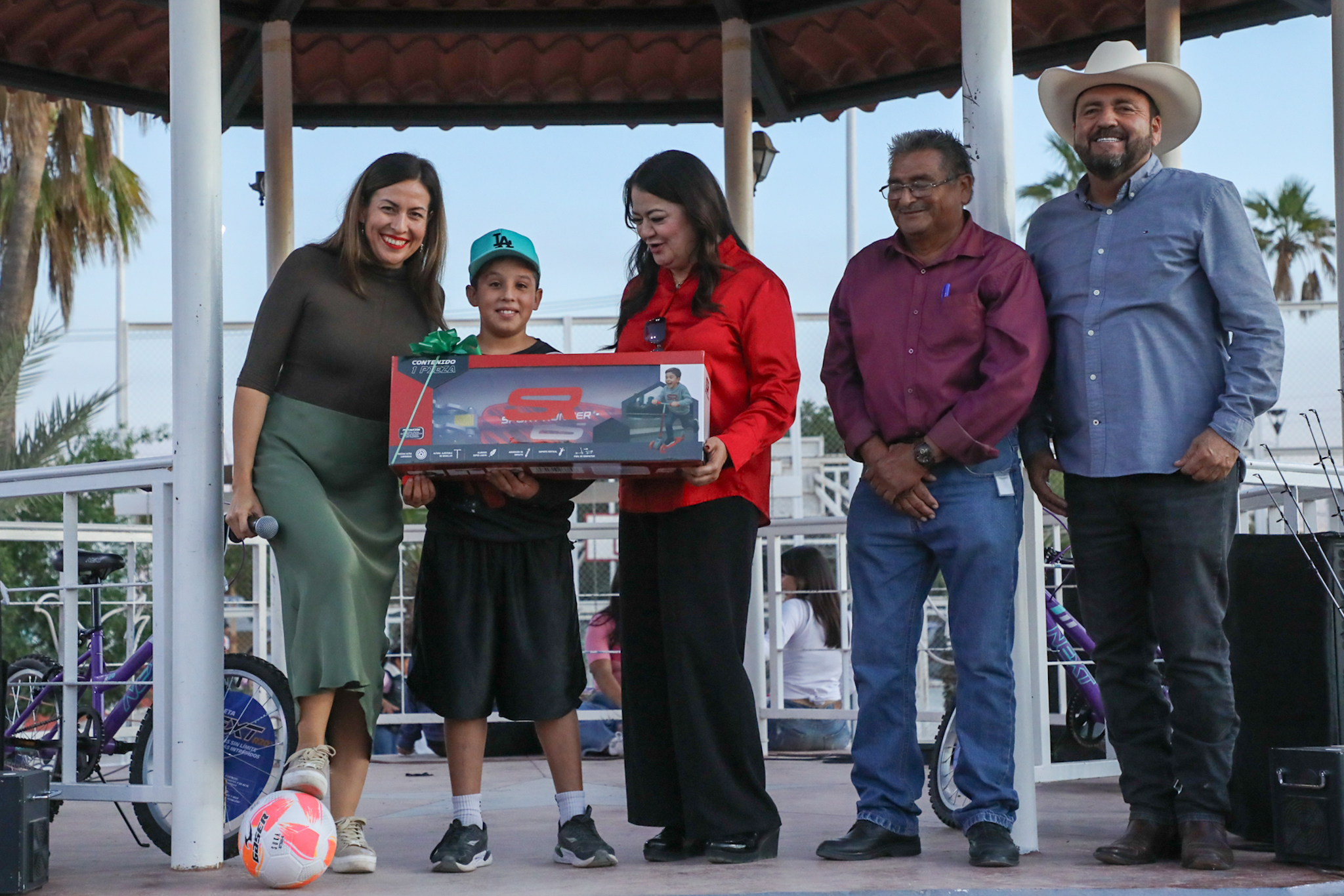 Celebra Milena Quiroga las fiestas decembrinas con vecinos de El Centenario