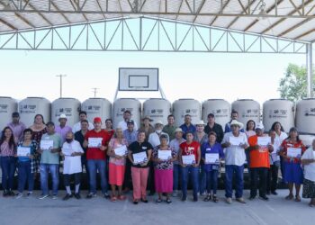 Continúa Ayuntamiento de La Paz con la entrega de tinacos a familias de escasos recursos