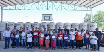 Continúa Ayuntamiento de La Paz con la entrega de tinacos a familias de escasos recursos