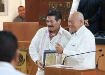 Preside Gobernador ceremonia de entrega de la medalla al Mérito Artístico y Cultural a Enoc Leaño