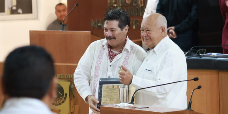 Preside Gobernador ceremonia de entrega de la medalla al Mérito Artístico y Cultural a Enoc Leaño