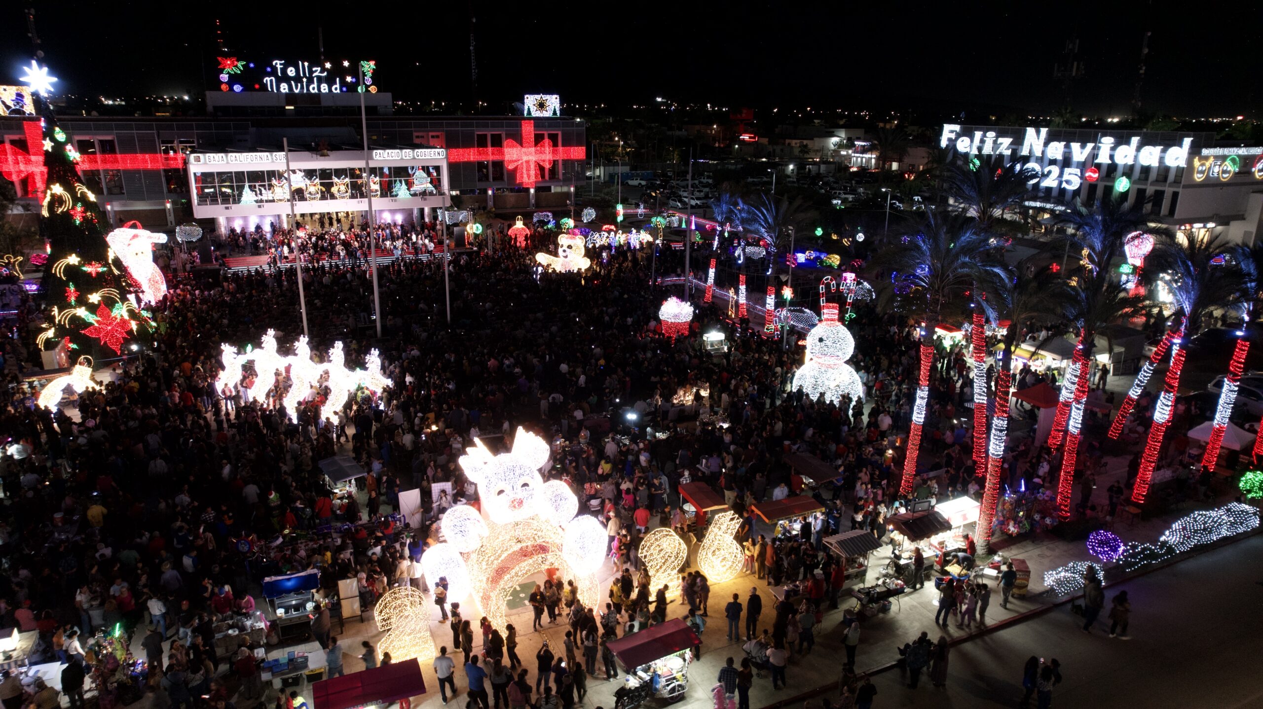 Enciende Gobernador Castro Cosío luces navideñas en la Plaza de la Reforma