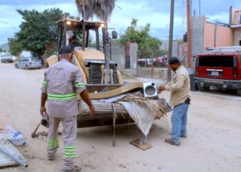 Servicios Públicos realiza recolección de ramas, cacharros y desechos en la colonia Santa Rosa