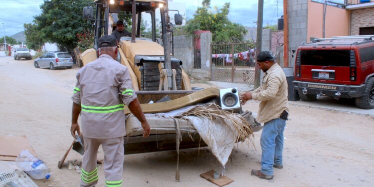 Servicios Públicos realiza recolección de ramas, cacharros y desechos en la colonia Santa Rosa