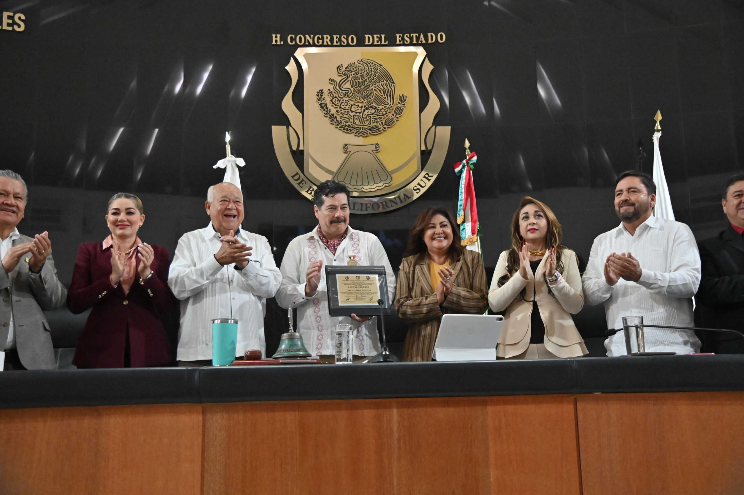 Otorga Congreso de BCS medalla al Mérito Artístico y Cultural a Enoc Leaño
