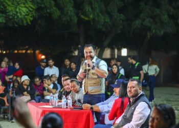 Encabeza Christian Agúndez diálogo directo con vecinos de la colonia Jardínes del Sol en Cabo San Lucas