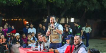 Encabeza Christian Agúndez diálogo directo con vecinos de la colonia Jardínes del Sol en Cabo San Lucas