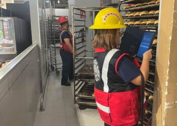 Atienden autoridades municipales fuga de gas en plaza comercial; reportan saldo blanco