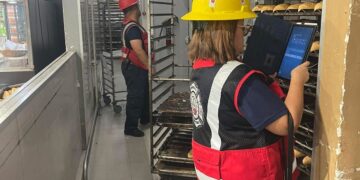 Atienden autoridades municipales fuga de gas en plaza comercial; reportan saldo blanco
