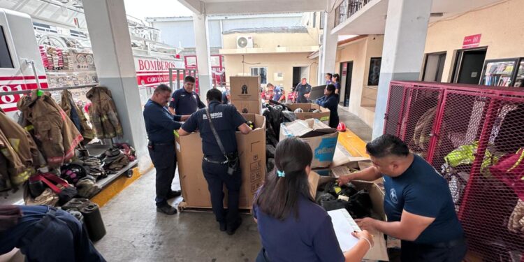 Reciben Bomberos de Cabo San Lucas donación de equipo médico y de protección para reforzar operaciones en 2026