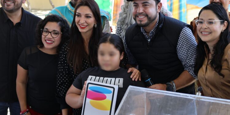 Festival de Día de Reyes Magos lleva alegría a familias de La Ribera