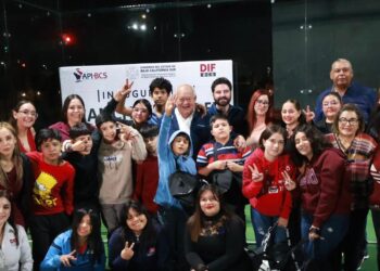 Entrega Gobernador Víctor Castro nueva cancha deportiva en la colonia 8 de Octubre; en el municipio de La Paz