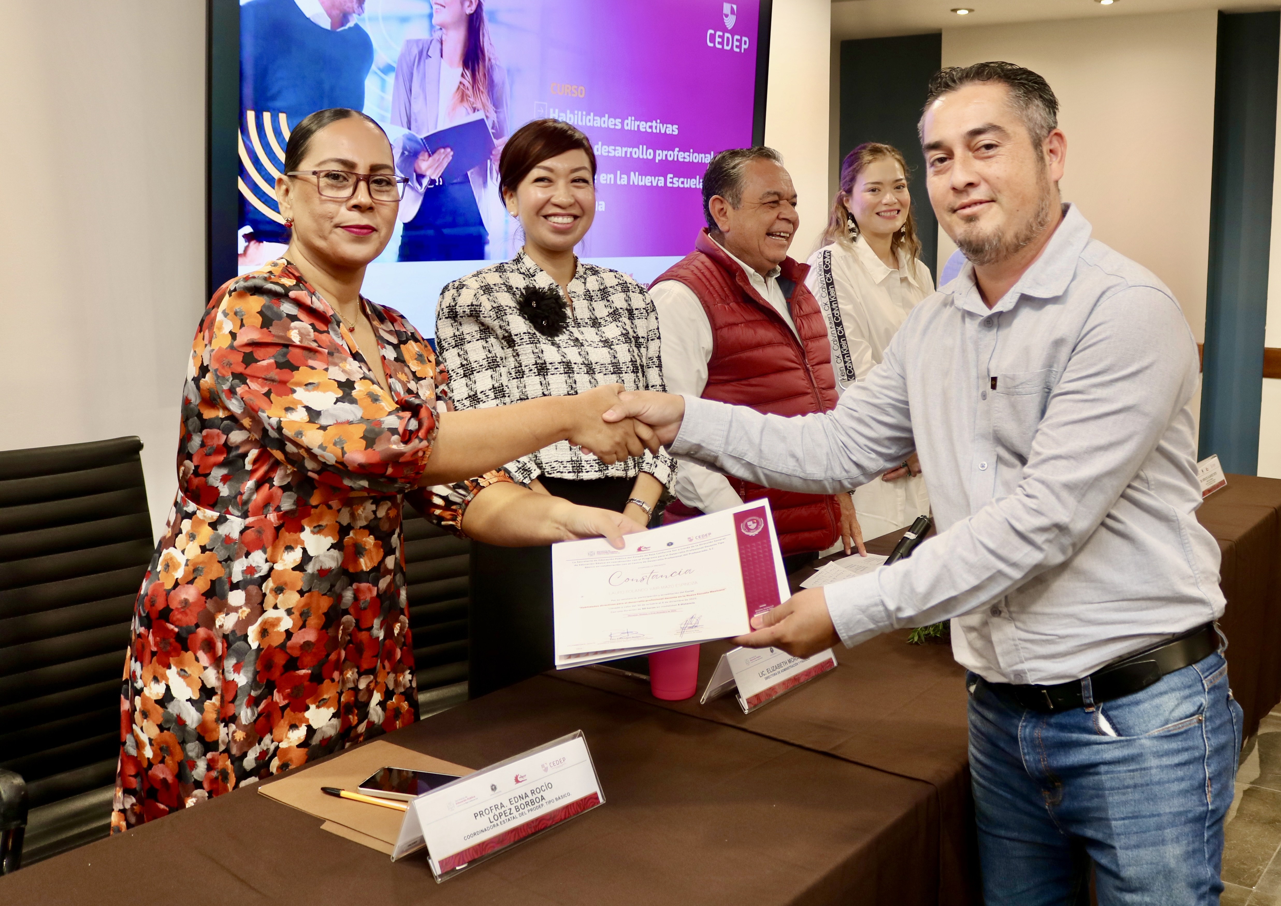 Culminan 299 docentes de BCS curso de habilidades directivas de la NEM