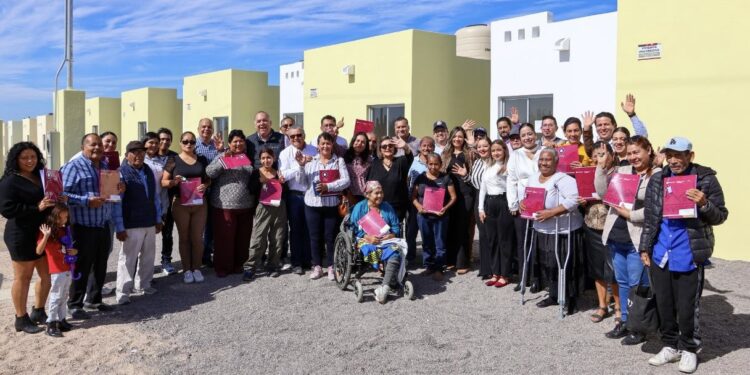 Entrega Gobierno del Estado 29 acciones de vivienda a familias de La Pasión, en La Paz