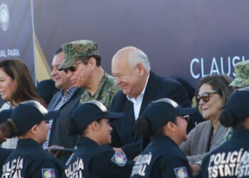 Encabeza gobernador Víctor Castro el egreso de 176 policías que reforzarán la seguridad en BCS