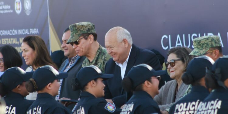 Encabeza gobernador Víctor Castro el egreso de 176 policías que reforzarán la seguridad en BCS