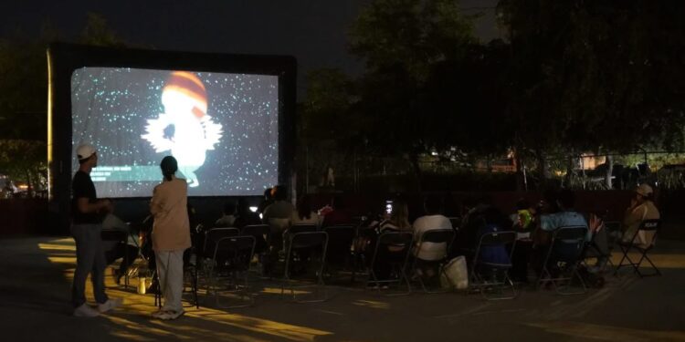 Programa Cine Móvil acerca el séptimo arte a familias de la colonia El Arenal, en Cabo San Lucas