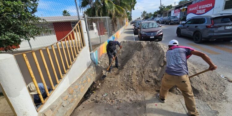 Reactivan trabajos de albañilería en escuelas de Cabo San Lucas