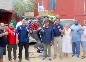 Entrega Alcalde Christian Agúndez apoyo a pescador de La Playa