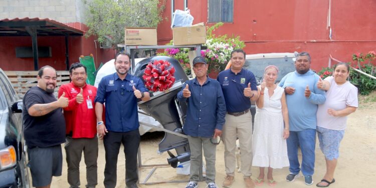 Entrega Alcalde Christian Agúndez apoyo a pescador de La Playa