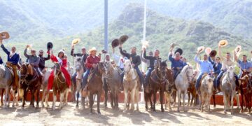 Arraigo y tradición, enmarcan la cabalgata de las Fiestas de San Felipe 2026 encabezada por el alcalde Christian Agúndez