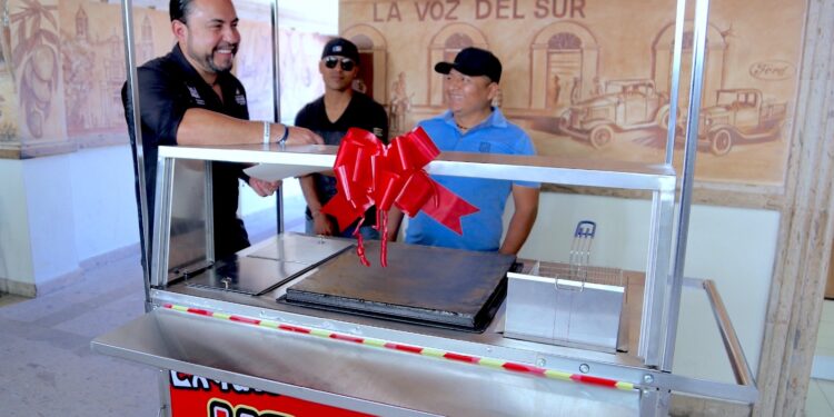 Cumple Christian Agúndez con la entrega de apoyos asistenciales para la ciudadanía de Los Cabos