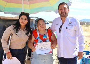 Casa por casa, entrega Dirección Municipal de Atención Ciudadana apoyos asistenciales en Cabo San Lucas