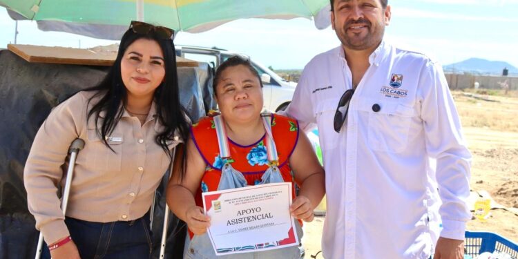 Casa por casa, entrega Dirección Municipal de Atención Ciudadana apoyos asistenciales en Cabo San Lucas