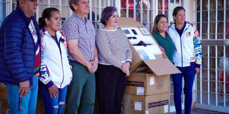 INSUDE entrega al equipo de BCS de canotaje bote de alto rendimiento y cuatro ergómetros