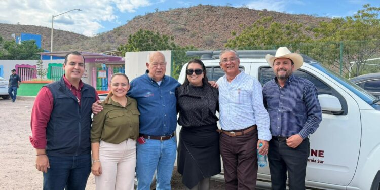 Entrega Gobierno Estatal unidad de transporte al CREN de Loreto en apoyo a la formación de docentes