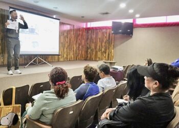 Capacita COEPRIS a manipuladores de alimentos para garantizar la seguridad sanitaria en el Carnaval La Paz 2026