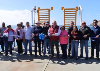 Cumple Gobernador VMCC compromiso con habitantes de Isla Natividad al entregar barcaza y camión recolector