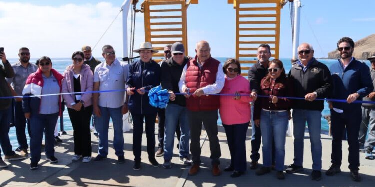 Cumple Gobernador VMCC compromiso con habitantes de Isla Natividad al entregar barcaza y camión recolector