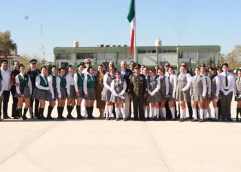 Encabeza Gobernador Víctor Castro conmemoración del Día de la Bandera
