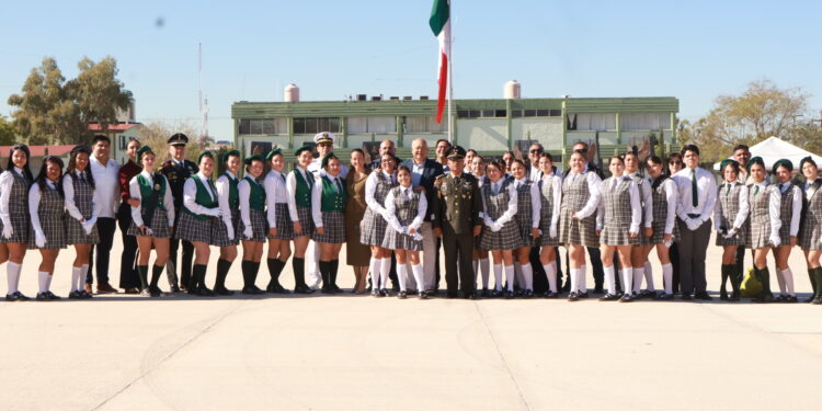 Encabeza Gobernador Víctor Castro conmemoración del Día de la Bandera