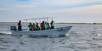 Niñas y niños de comunidades rurales de La Paz ven por primera vez a las ballenas