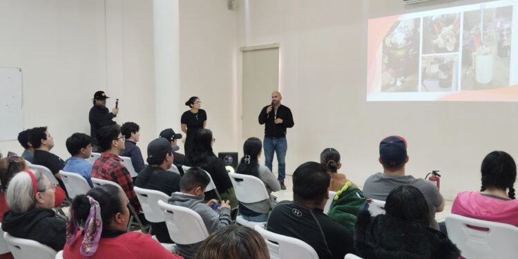 Capacitan a comerciantes del Carnaval La Paz 2026 sobre el manejo de residuos