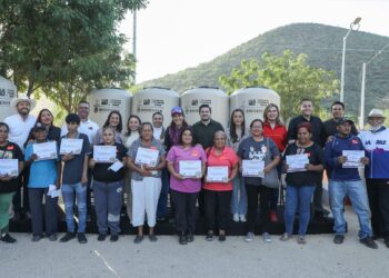 Entrega Milena Quiroga tinacos a familias de escasos recursos