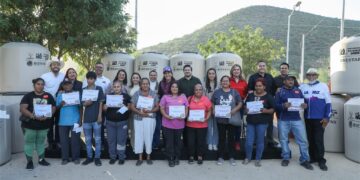 Entrega Milena Quiroga tinacos a familias de escasos recursos