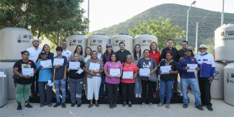 Entrega Milena Quiroga tinacos a familias de escasos recursos